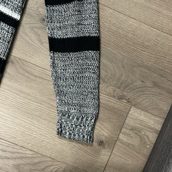 Zumiez Women's grey white black sleeved cardigan , Size L - Picture 2 of 6